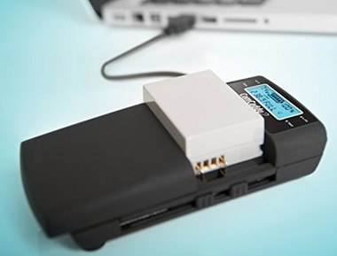 Smart Electronic Battery Charger USB Auto Battery Charger Plugged In Laptop